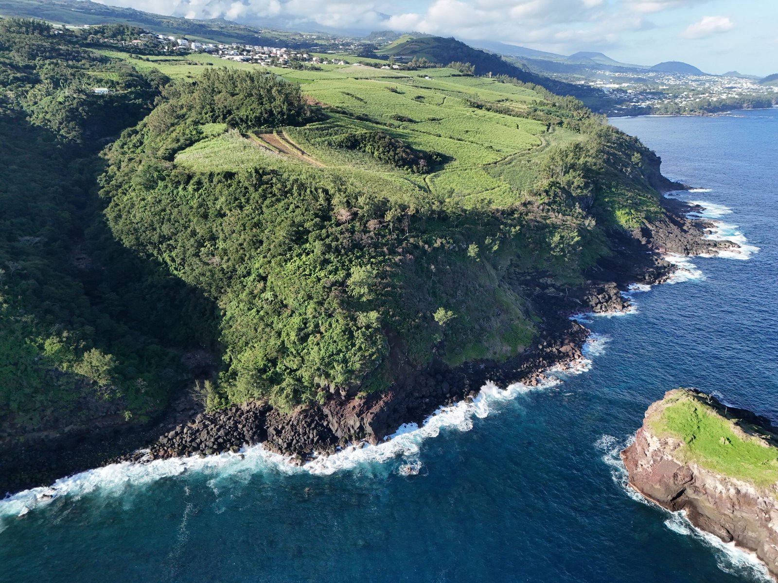 Vue aérienne des falaises de Petite-Île
